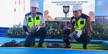 Gubernur Jawa Tengah Ahmad Luthfi dan Kepala Staf Angkatan Udara (KSAU) Marsekal TNI Muhammad Tonny Harjono melakukan peletakan batu pertama untuk mempercantik Lanud dan Bandara Adi Soemarno MOJOK.CO