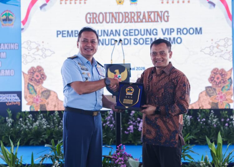 Gubernur Jawa Tengah Ahmad Luthfi dan Kepala Staf Angkatan Udara (KSAU) Marsekal TNI Muhammad Tonny Harjono melakukan peletakan batu pertama untuk mempercantik Lanud dan Bandara Adi Soemarno MOJOK.CO