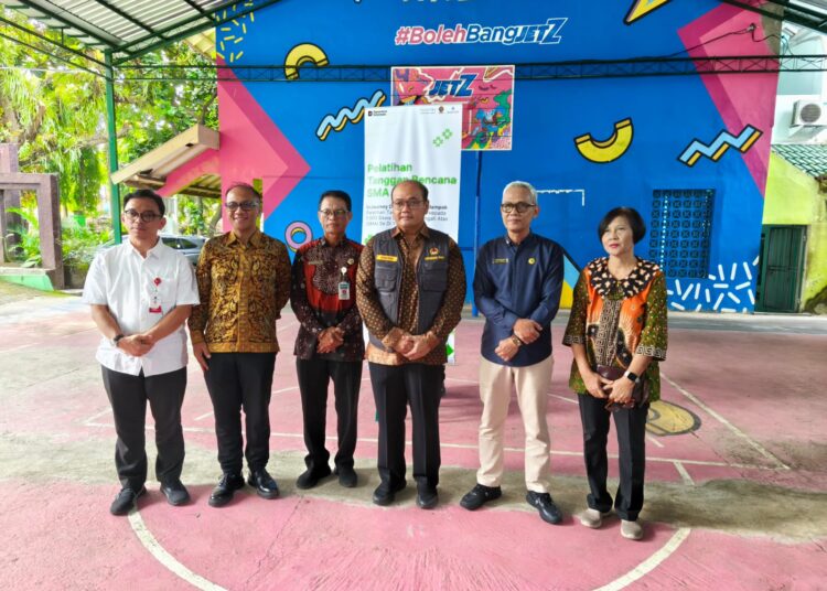 Asisten Deputi Pengurangan Risiko Bencana Kemenko PMK, Andre Notohamijoyo (tengah), yang turut hadir di tengah-tengah pelatihan MOJOK.CO