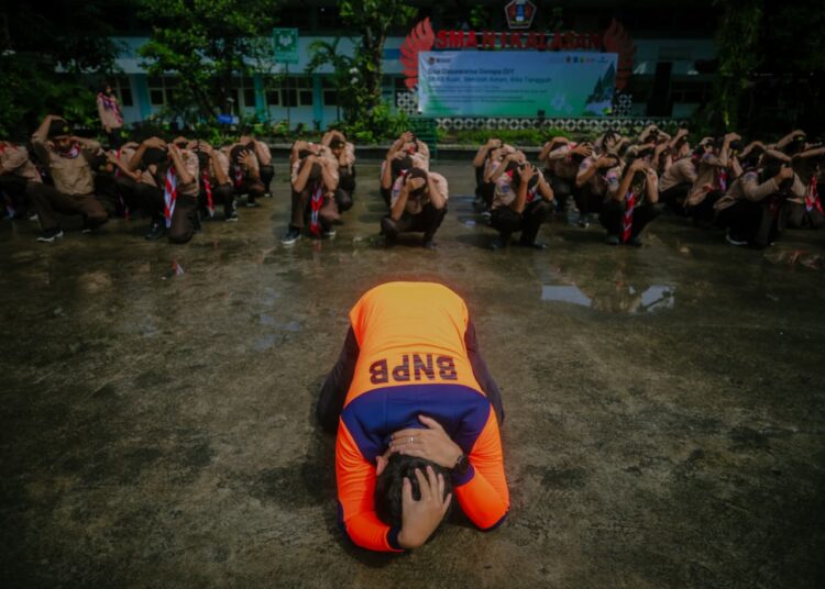 Latihan tanggap bencana gempa bumi jadi bagian dari program InJourney Community Care untuk tingkatkan literasi kebencanaan dan kesiapsiagaan MOJOK.CO