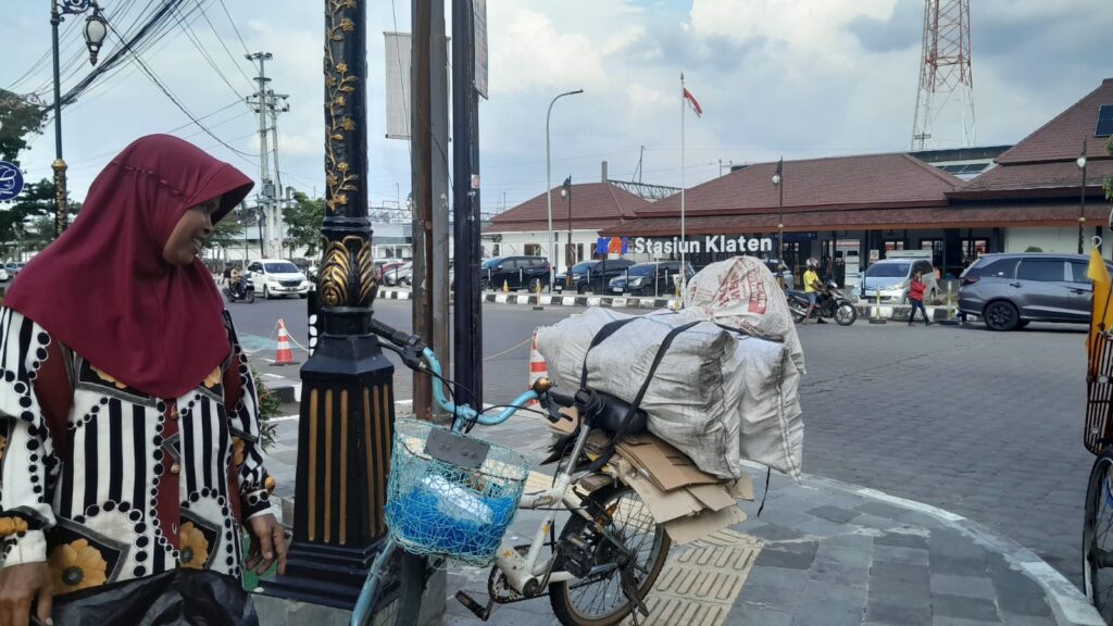 Kisah Lestari ibu di Klaten yang memulung. MOJOK.CO