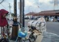 Kisah Lestari ibu di Klaten yang memulung. MOJOK.CO