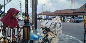 Kisah Lestari ibu di Klaten yang memulung. MOJOK.CO