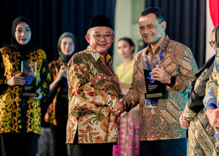 Gubernur Jawa Tengah Ahmad Luthfi menerima penghargaan simbolis dari Mendikdasmen Abdul Mu'ti atas kualitas pendidikan di Jawa Tengah MOJOK.CO