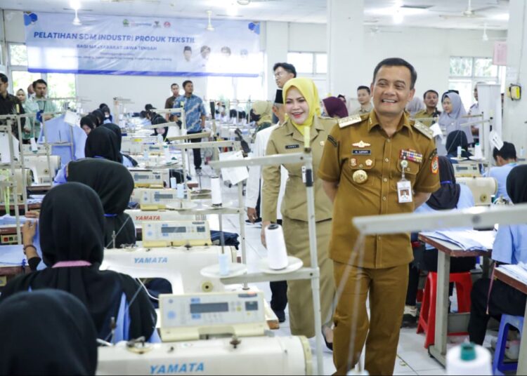 Gubernur Jawa Tengah, Ahmad Luthfi meninjau pelatihan keterampilan kerja oleh BIPTAK MOJOK.CO