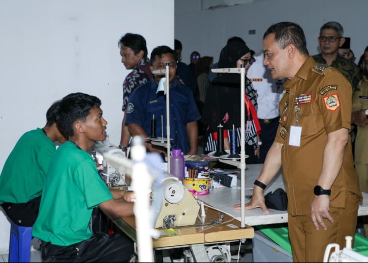 Gubernur Jawa Tengah, Ahmad Luthfi meninjau pelatihan keterampilan kerja oleh BIPTAK MOJOK.CO