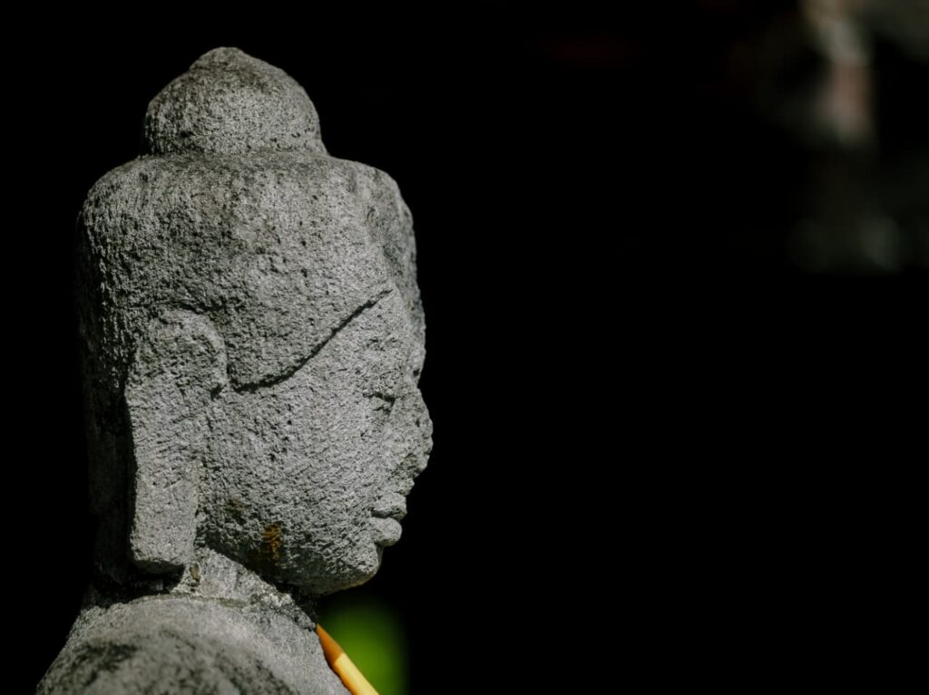 Arca Unfinished Buddha yang ada di Candi Borobudur. MOJOK.CO