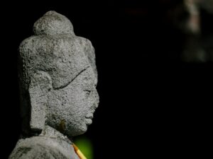Ketika Patung “Cacat” Buddha di Lapangan Kenari Borobudur Justru Jadi Pusat Spiritual dan Magnet Doa Saat Waisak