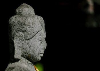 Arca Unfinished Buddha yang ada di Candi Borobudur. MOJOK.CO