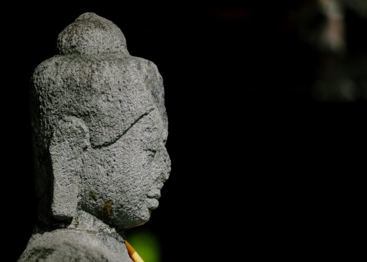 Arca Unfinished Buddha yang ada di Candi Borobudur. MOJOK.CO