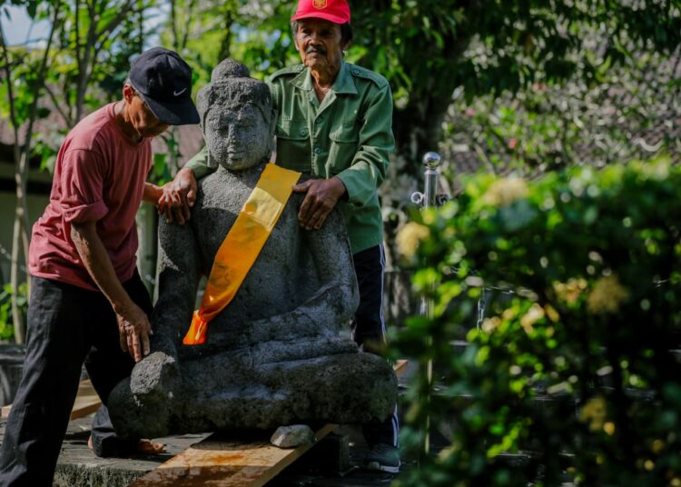 Proses pemindahan patung arca buddha. MOJOK.CO