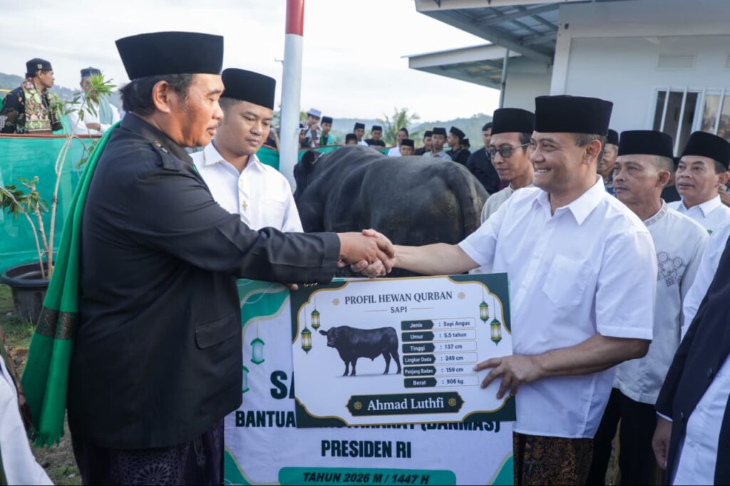 Gubernur Jawa Tengah Ahmad Luthfi beri hadiah sapi kurban usai salat Iduladha bersama warga penghuni Huntara di Tegal MOJOK.CO