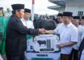 Gubernur Jawa Tengah Ahmad Luthfi beri hadiah sapi kurban usai salat Iduladha bersama warga penghuni Huntara di Tegal MOJOK.CO