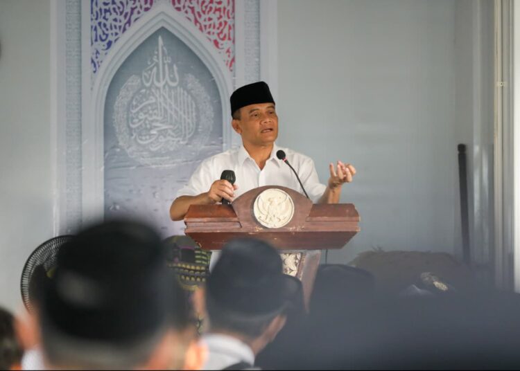 Gubernur Jawa Tengah Ahmad Luthfi beri hadiah sapi kurban usai salat Iduladha bersama warga penghuni Huntara di Tegal MOJOK.CO