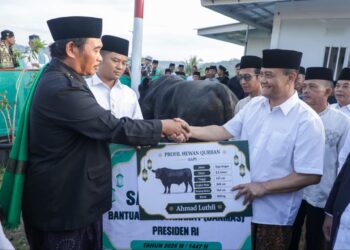 Gubernur Jawa Tengah Ahmad Luthfi beri hadiah sapi kurban usai salat Iduladha bersama warga penghuni Huntara di Tegal MOJOK.CO