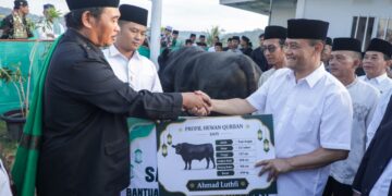 Gubernur Jawa Tengah Ahmad Luthfi beri hadiah sapi kurban usai salat Iduladha bersama warga penghuni Huntara di Tegal MOJOK.CO