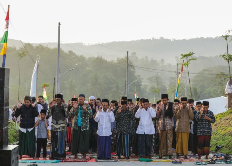 Suasana salat Iduladha Gubernur Jawa Tengah Ahmad Luthfi bersama warga penghuni huntara di Tegal MOJOK.CO