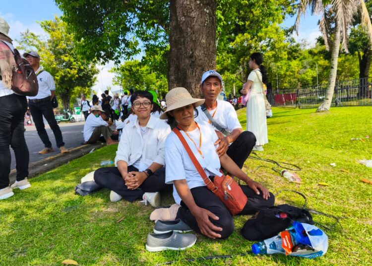 Bagi keluarga Sunari asal Temanggung, merayakan Waisak di Candi Borobudur Magelang menjadi momentum meluruhkan ego diri MOJOK.CO