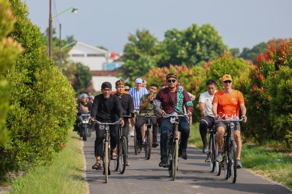 Duta Besar Belanda. dan Jerman terkesan usai bersepeda menyusuri desa di Prambanan, Klaten MOJOK.CO