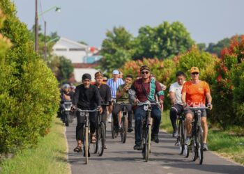 Duta Besar Belanda. dan Jerman terkesan usai bersepeda menyusuri desa di Prambanan, Klaten MOJOK.CO