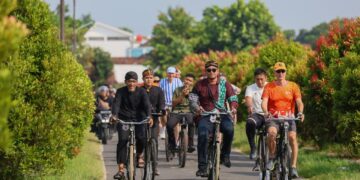 Duta Besar Belanda. dan Jerman terkesan usai bersepeda menyusuri desa di Prambanan, Klaten MOJOK.CO