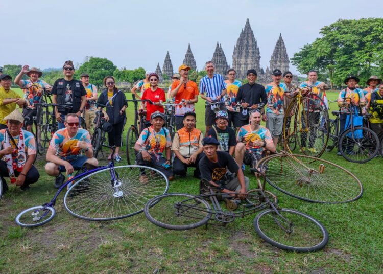 Duta Besar Belanda. dan Jerman terkesan usai bersepeda menyusuri desa di Prambanan, Klaten MOJOK.CO