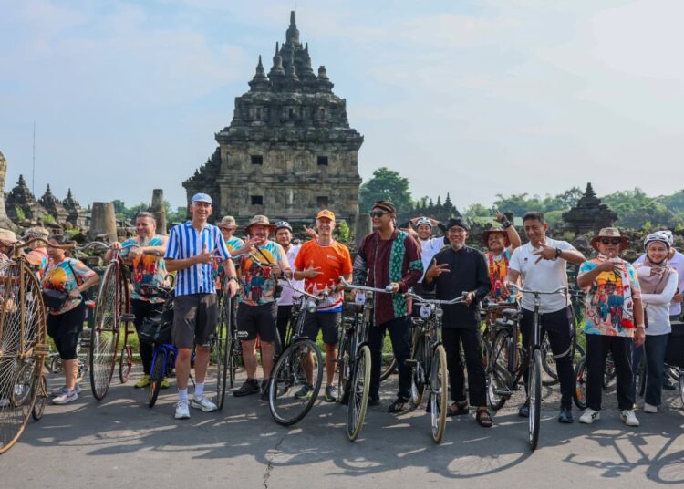 Duta Besar Belanda. dan Jerman terkesan usai bersepeda menyusuri desa di Prambanan, Klaten MOJOK.CO