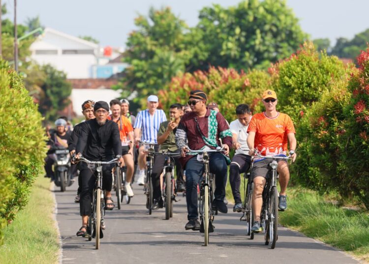 Duta Besar Belanda. dan Jerman terkesan usai bersepeda menyusuri desa di Prambanan, Klaten MOJOK.CO