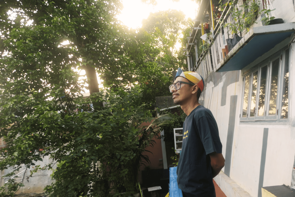 Edi Dimyati di belakang rumah. MOJOK.CO