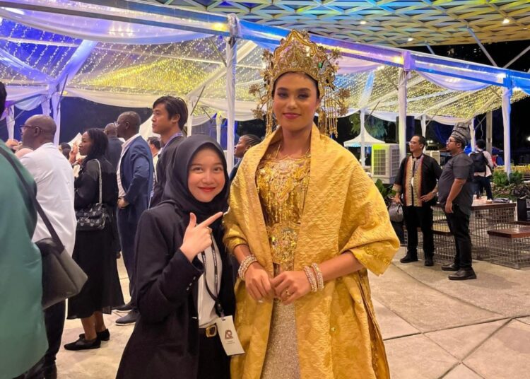 Aisyah berfoto dengan model. MOJOK.CO