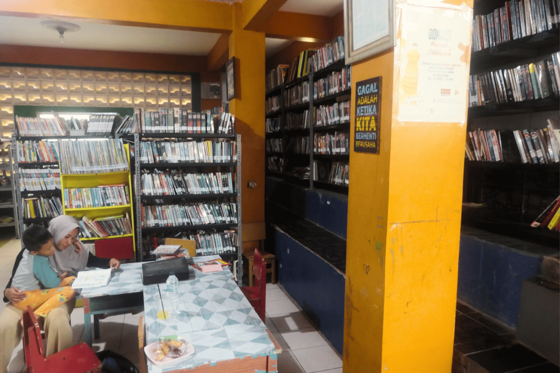 Suasana dalam Taman Baca Kampung Buku. MOJOK.CO