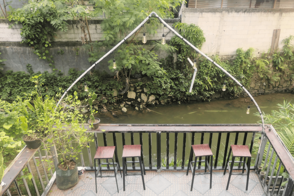 Melihat sungai sambil membaca buku. MOJOK.CO