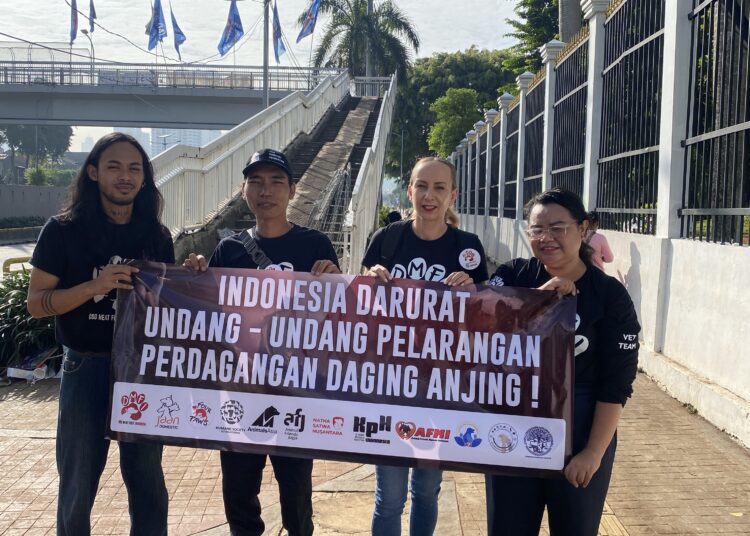 Aksi DMFI yang diikuti aktivis hewan dari DIY. MOJOK.CO