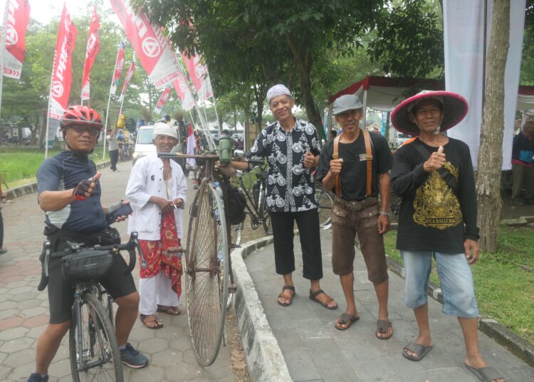 Para onthelis menjalin silaturahmi di Klaten. MOJOK.CO