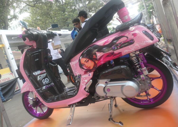Modifikasi Yamaha Fazzio berwarna pink. MOJOK.CO