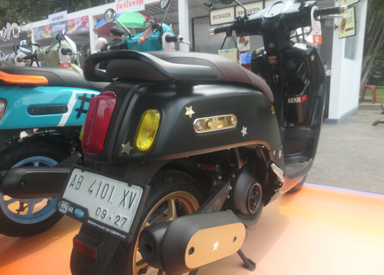 Modifikasi motor warna hitam. MOJOK.CO