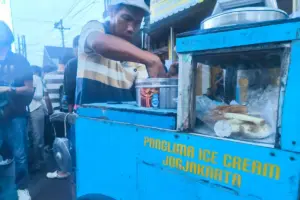 Samadi biasa membuat es krimnya mulai pukul 03.00 pagi. Ia mulai mendorong gerobaknya untuk jualan sekitar pukul 11.00 WIB MOJOK.CO