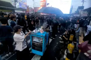 Samadi melayani pembeli peserta demo di Pertigaan Gejayan MOJOK.CO