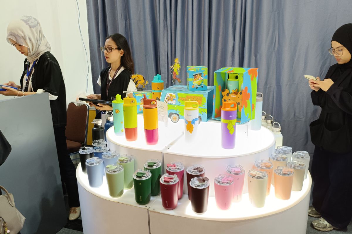Booth Dooma, tumbler kalcer di Land of Leisures.