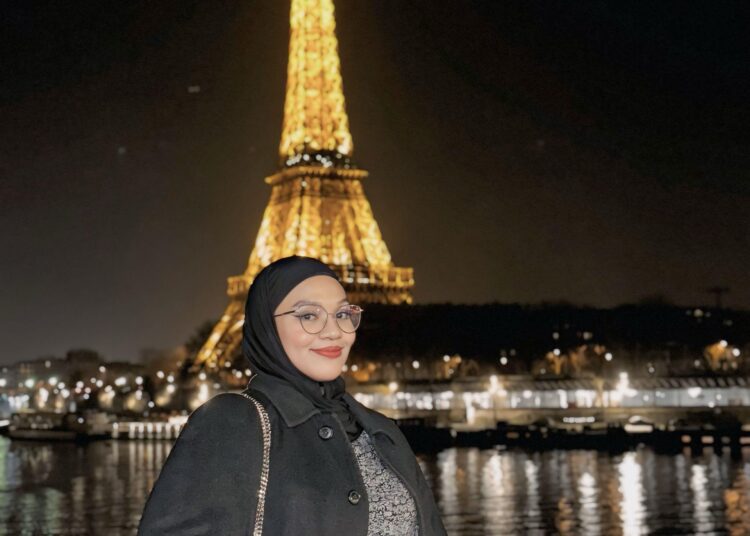 Syifa berkunjung ke Paris. MOJOK.CO