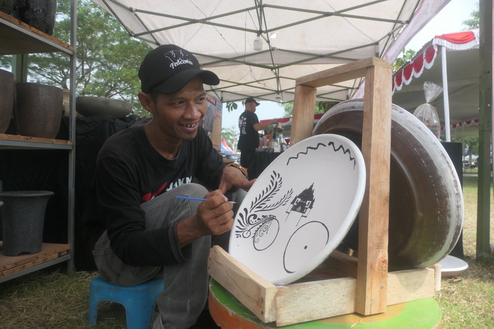 gerabah lukis khas klaten.MOJOK.CO