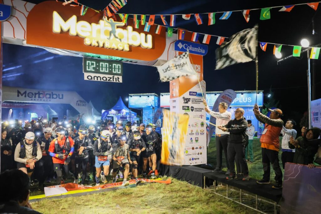 Event lari Merbabu Skyrace makin diminati banyak orang lintas negara, jadi potensi sport tourisme di Jawa Tengah dengan daya tarik lari lintas alam di Gunung Merbabu MOJOK.CO