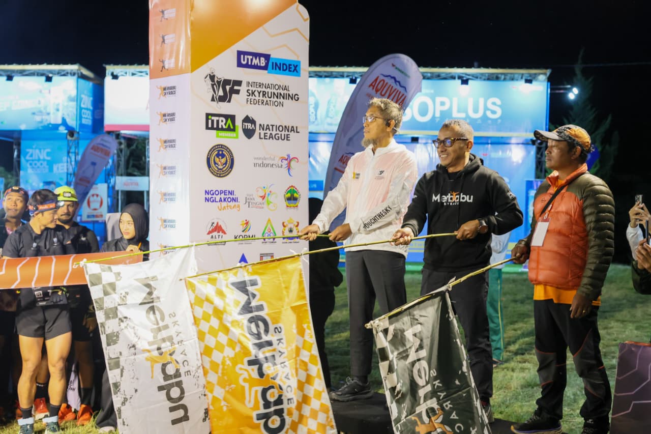 Event lari Merbabu Skyrace makin diminati banyak orang lintas negara, jadi potensi sport tourisme di Jawa Tengah dengan daya tarik lari lintas alam di Gunung Merbabu MOJOK.CO