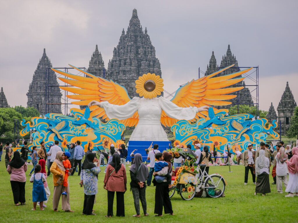 Sunflower Angel di Candi Prambanan saat pagi. MOJOK.CO