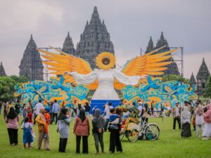Sunflower Angel di Candi Prambanan saat pagi. MOJOK.CO
