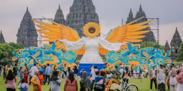 Sunflower Angel di Candi Prambanan saat pagi. MOJOK.CO