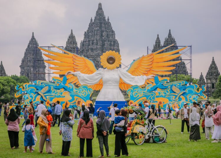 Sunflower Angel di Candi Prambanan saat pagi. MOJOK.CO