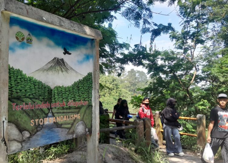 Peringatan untuk melakukan vandalisme. MOJOK.CO