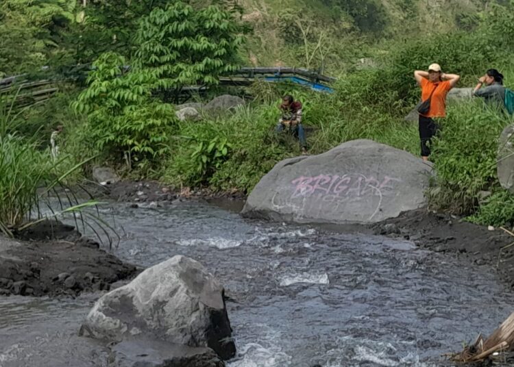 vandalisme di batu sungai. MOJOK.CO