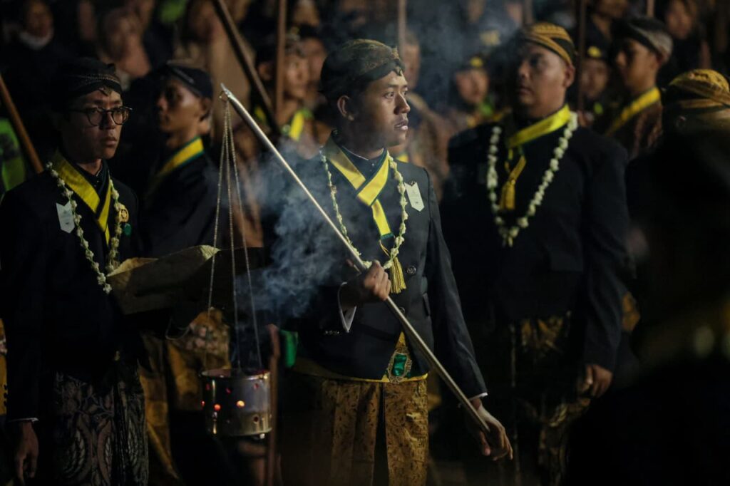 Kirab pusaka malam 1 Suro di kawasan Pura Mangkunegaran, Surakarta, Jawa Tengah, tidak hanya upaya menjaga warisan budaya-tradisi turun-temurun. Tapi juga jadi penggerak ekonomi daerah MOJOK.CO